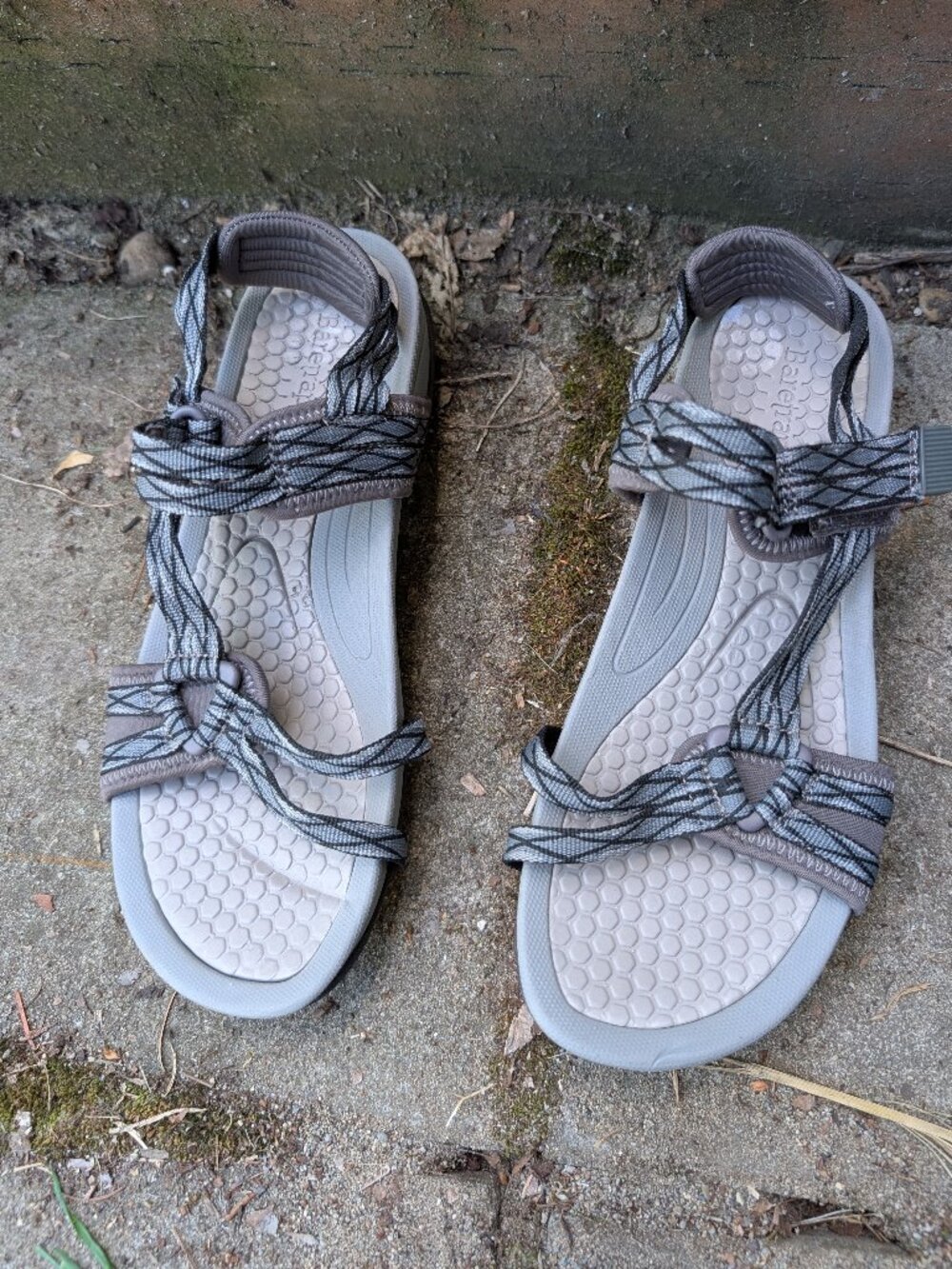Cute and casual baretraps athletic sandal in grey/patterned. Size 8
